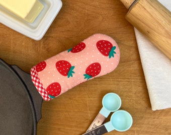 Berrylicious Cast Iron Skillet Mitt