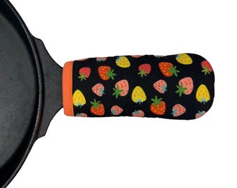 Strawbery Daze Cast Iron Skillet Mitt