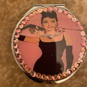 Audrey Hepburn rosa retrò Colazione da Tiffany&#39;s Bejeweled Round Mirror Compact