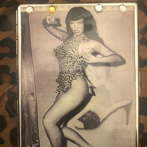 Identificação da carteira Bettie Page 1-Clip dos anos 1950. Porta-cartão de crédito empresarial para cigarreira