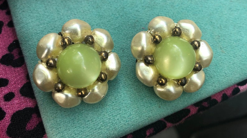 Vintage 1950s Citrine Green Cabochon w/ freshwater Pearls Cluster clip-on Earrings image 1