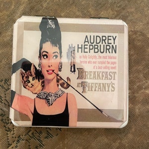 Retro Audrey Hepburn Breakfast at Tiffany&#39;s White Vinyl flip-open Square Mirror Compact