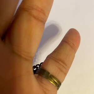 Anillo de filigrana victoriana retro de plata antigua o bronce vintage con cabujón de ángel querubín (banda ajustable) - talla 6,7 imagen 4