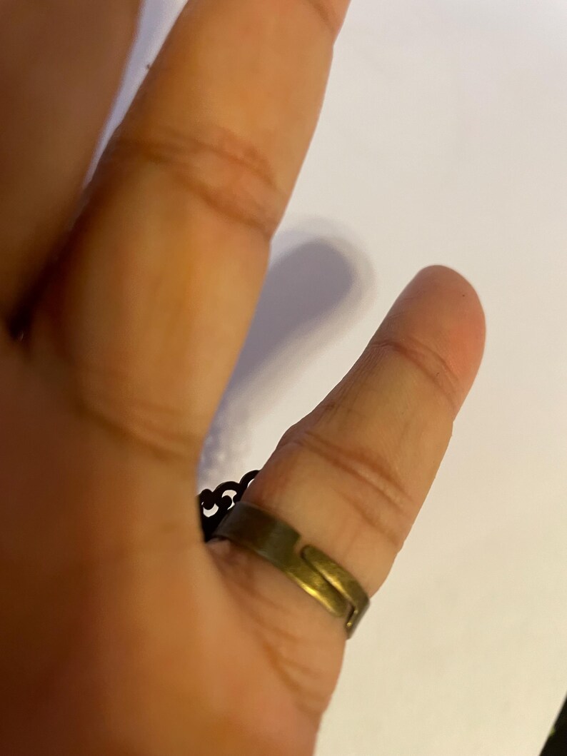 Anillo de filigrana victoriana retro de plata antigua o bronce vintage con cabujón de ángel querubín (banda ajustable) - talla 6,7 imagen 4