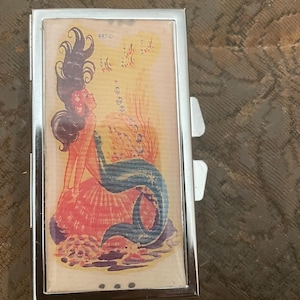 Pastillero compacto con espejo rectangular plateado estilo sirena, de 7 compartimentos, de los años 50