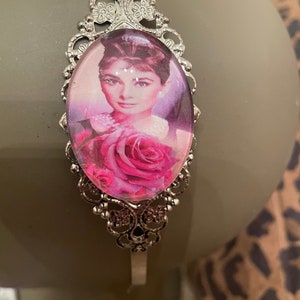Retro Pink Bloom Audrey Hepburn Cabochon Vintage Silber Filigranes Metall Haarband - verstellbar