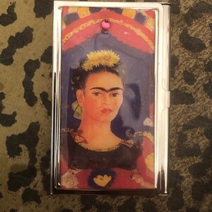 Porte-cartes de visite argenté rétro Frida fuchsia perroquet