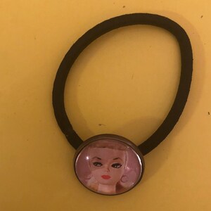 Due (2) porta coda di cavallo e cartolina con montatura in ottone rosa bambola anni '50!