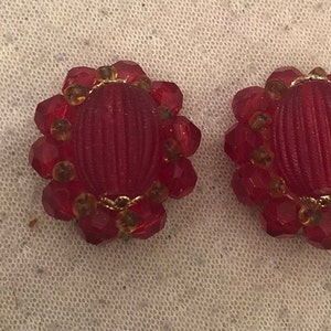 Vintage 1950s Ruby Red round Floral clip-on Earrings