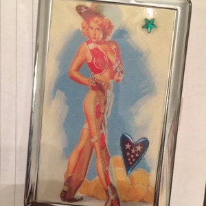 Retro Cowgirl 2-Clip Etui - für regelmäßige oder 100er Zigaretten, I.D., Geschäfts- und Kreditkarten, Geld