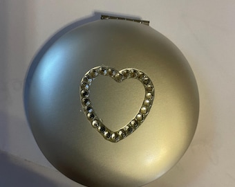 Espejo compacto redondo abatible plateado de estilo retro con corazón de cristal