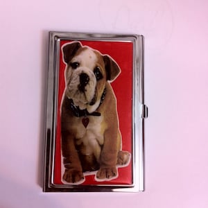 Englische Bulldogge mit einem HERZ Visitenkartenetui Kreditkartenetui