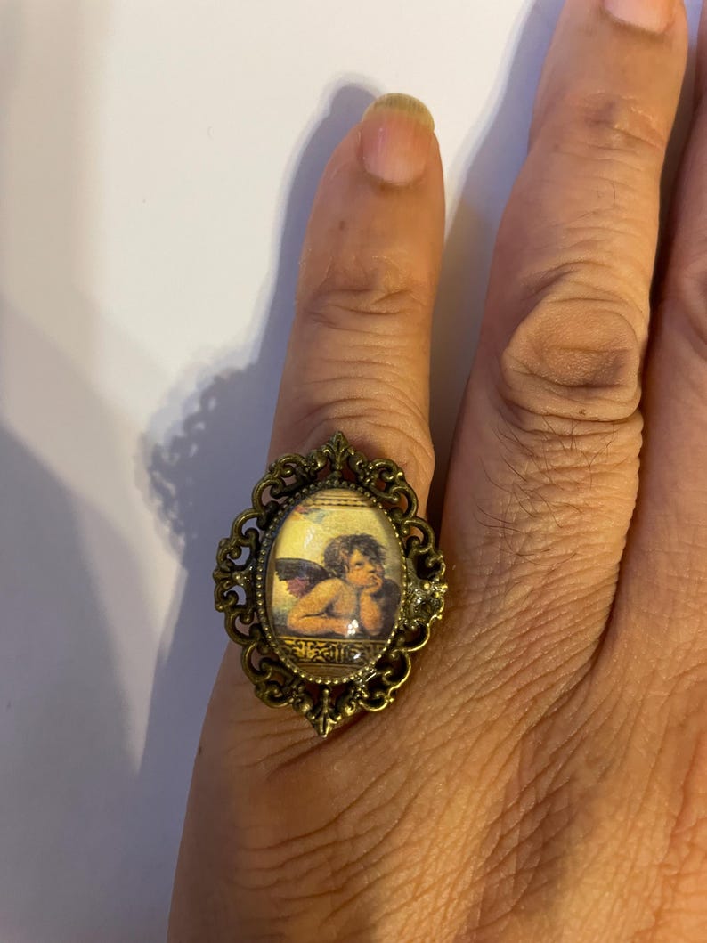 Anillo de filigrana victoriana retro de plata antigua o bronce vintage con cabujón de ángel querubín (banda ajustable) - talla 6,7 imagen 3