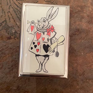 Retro White Rabbit Trompete Herzen Alice im Wunderland 2-Clip Normalgröße Visitenkartenhalter