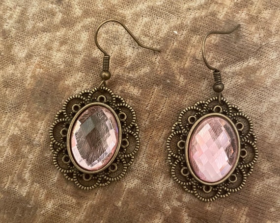 Beadwork Finding - Oval w/Flamingo per pair Beadwork Finding - Oval w/Flamingo per pair