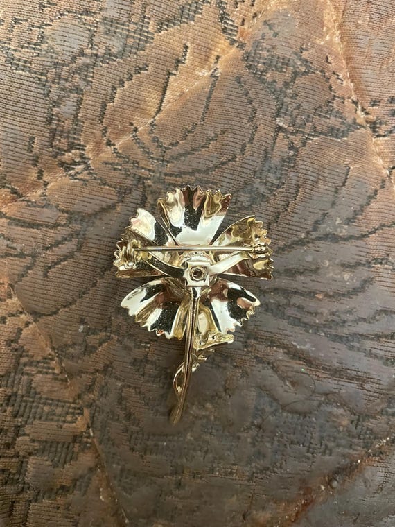 ヴィンテージゴールド、金色の蕾と雄しべ、葉を包んだ花、金色の葉