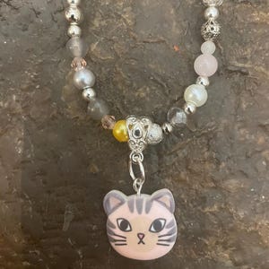 Collier avec pendentif minou rétro et perles de cristal rose agate grise