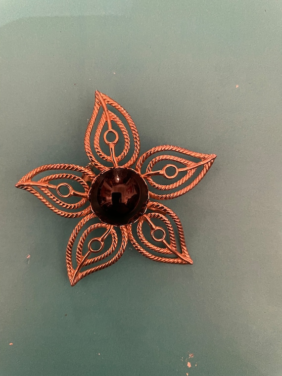 4.677 Vintage brooch, gold tone, filigree, blue crystal