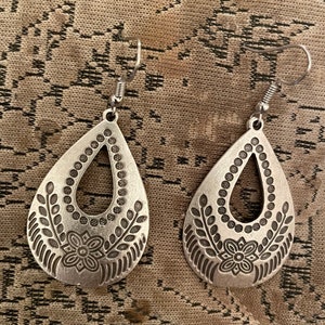 Retro Antique Silver Moroccan Floral Filigree Tear drop French Wire Dangle Earrings