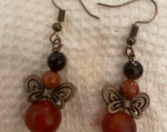 Perla di corniola vintage con orecchini pendenti in filo francese con farfalla zingara in bronzo