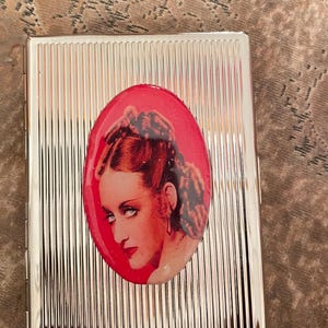 Cartera para tarjetas de crédito y cigarrillos con un clip en plata estilo retro Bette Davis Jezebel Deco Linee