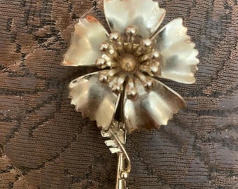 金属製ブローチ 金色の葉と花 ヴィンテージゴールド、金色の蕾と雄しべ、葉を包んだ花、金色の葉