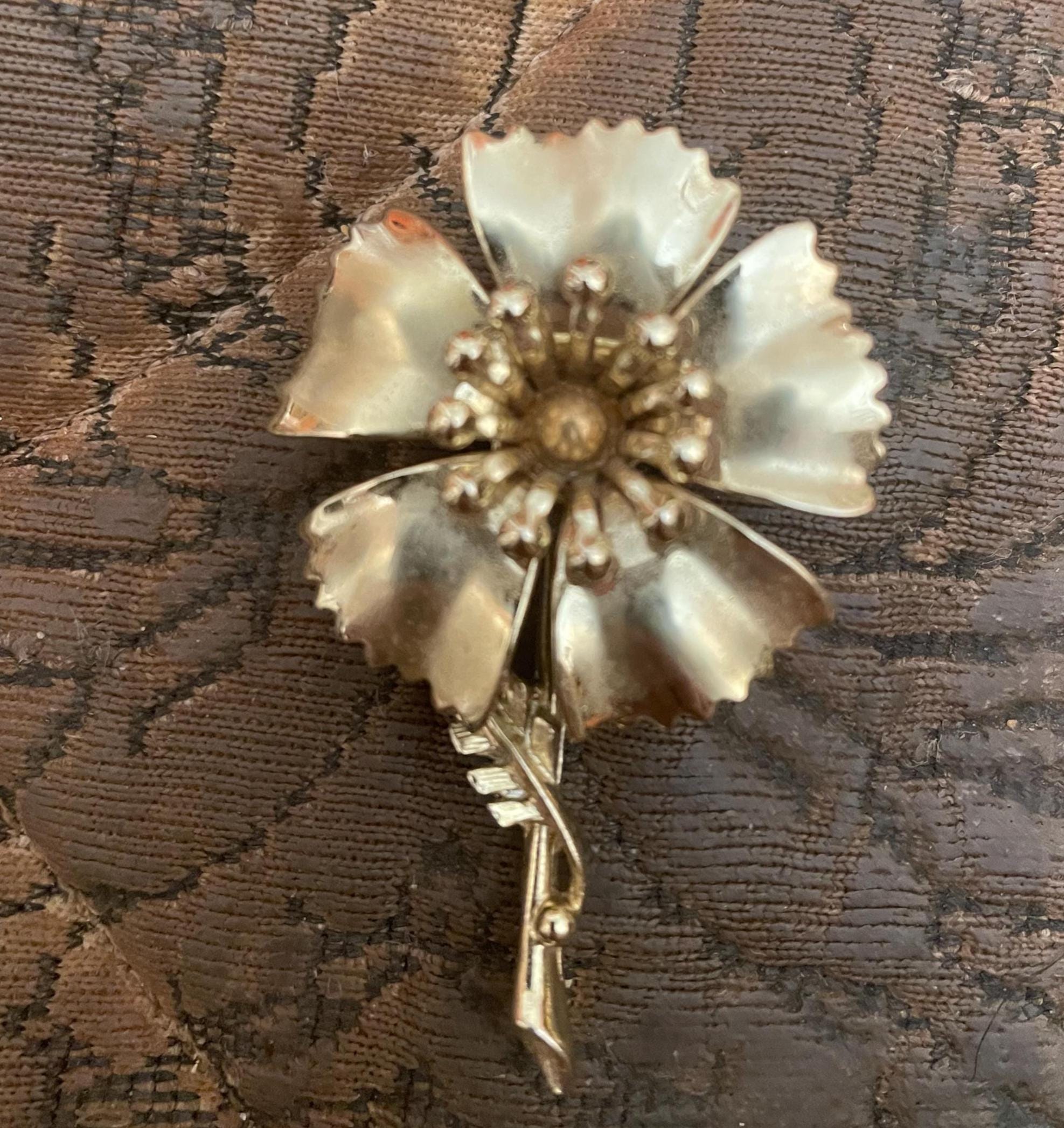 ヴィンテージゴールド、金色の蕾と雄しべ、葉を包んだ花、金色の葉