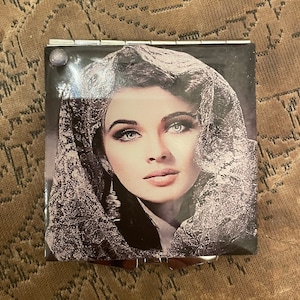Retro Vivian Leigh Chantilly Lace Square Silver Mirror Compact