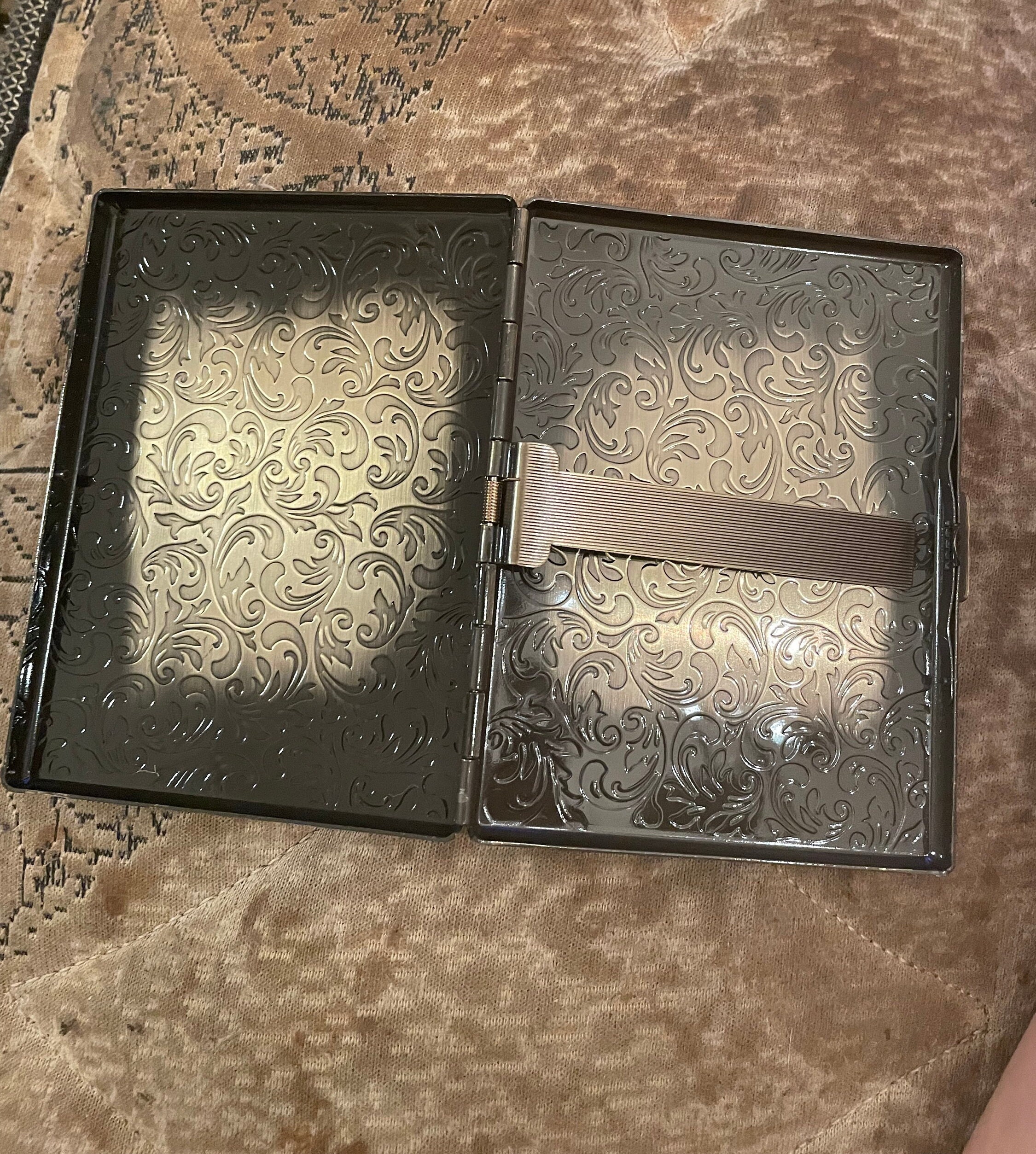 tommy shelby cigarette holder The 1920s/1930s cigarette case of Thomas Shelby (Cillian Murphy) in Peaky  Blinders 4x01