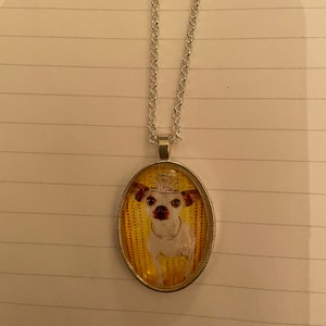 Chien Chihuahua rétro dans un diadème Petit collier pendentif ovale en argent