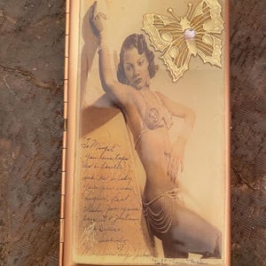 Estuche para cigarrillos de 120 unidades con espejo dorado rosa y diseño de bailarina de algodón de los años 20