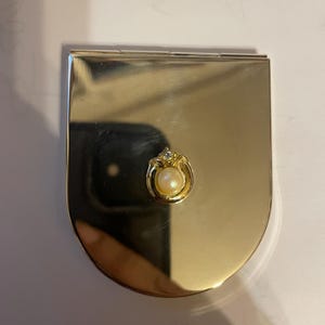 Espejo compacto pequeño abatible de estilo victoriano vintage, con incrustaciones de plata y delicada perla.