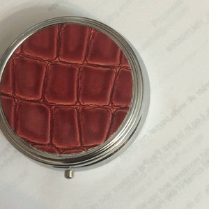 Retro kleine ronde zilveren pillendoos van bruin of rood nepkrokodil met drie vakken