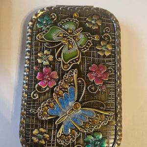 Espejo compacto rectangular de bronce o cobre forjado con mariposa y flores, adornado con cristales esmaltados de estilo retro y joyas de mariposa.