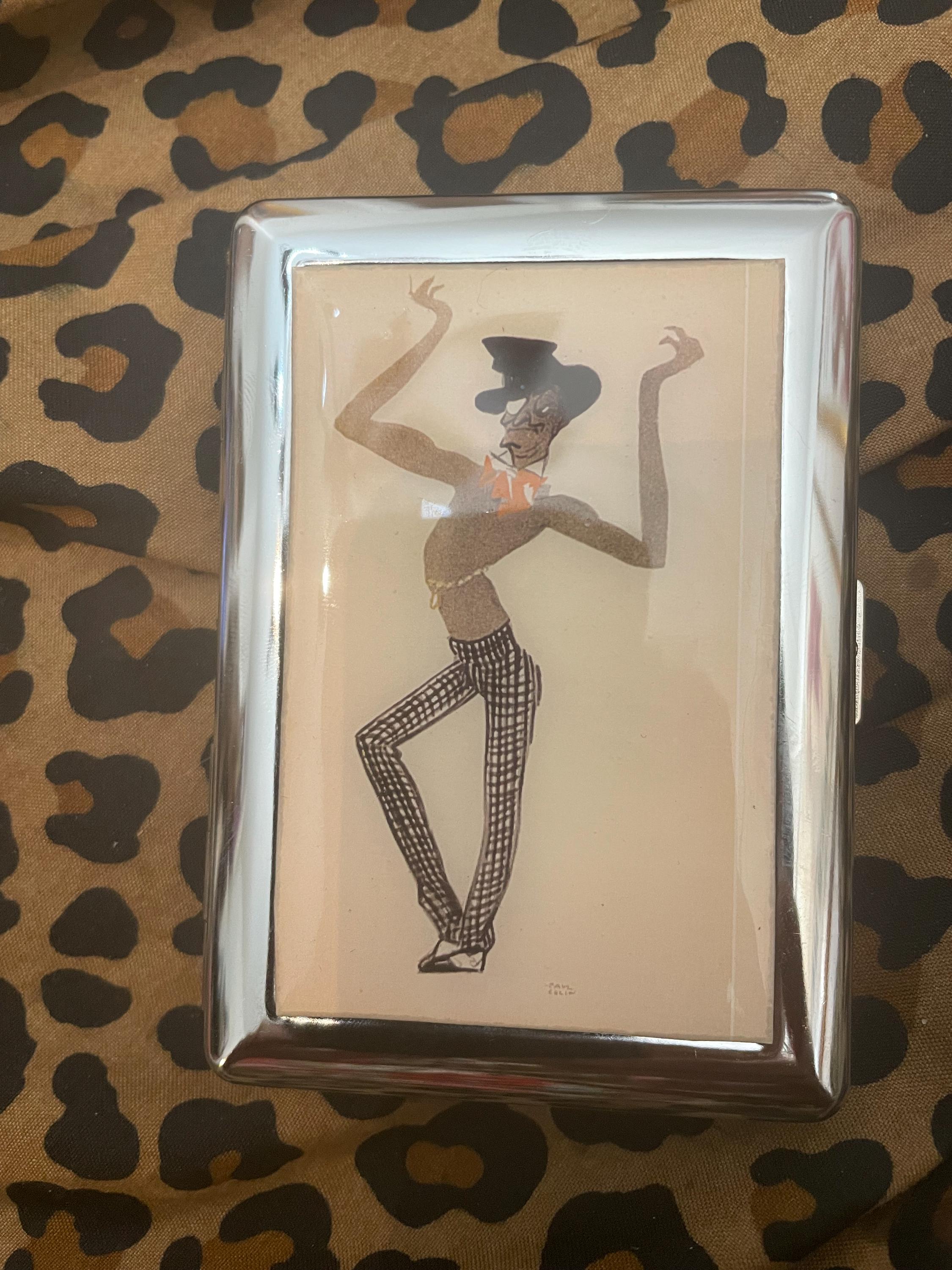 vogue cigarette holder Case A Token of Elegance: Cigarette