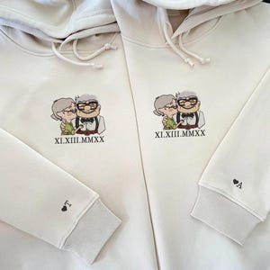 Disney Up Movie Paar besticktes Sweatshirt, Ellie und Carl passendes Shirt, Valentinstagsgeschenk, benutzerdefinierte römische Ziffer Rundhalsausschnitt