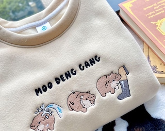 Sudadera bordada de Moo Deng Gang, sudadera con cuello redondo de hipopótamo bebé, camiseta de hipopótamo, camiseta de meme de moda, regalo del club de fans de Moo Deng