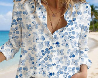 Camicetta con stampa floreale ad acquerello, delicata camicetta casual con fiori blu, top estivo morbido con motivi botanici, camicia elegante, regalo perfetto per la nonna in stile costiero.