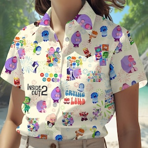 Puede incluir: Camisa de manga corta con un estampado colorido de personajes y texto de la película animada "Inside Out 2". La camisa tiene un fondo crema con varias ilustraciones de personajes y frases como "Crying Loud" y "It's Okay to Feel All the Feels."