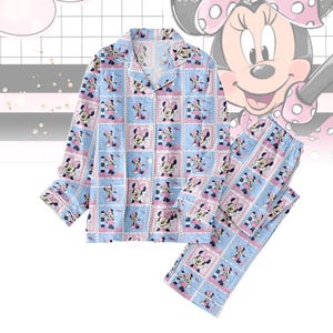 Può includere: Pigiama blu chiaro con un motivo ripetuto di Minnie Mouse in quadrati rosa e bianchi. La parte superiore a maniche lunghe ha una chiusura con bottoni e i pantaloni hanno un elastico in vita. Il set è realizzato in un tessuto morbido e leggero.