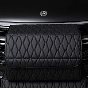 K&ouml;nnte beinhalten: Schwarzes, gestepptes Leder-Autozubeh&ouml;r mit Rautenmuster. Das Zubeh&ouml;r befindet sich an der Vorderseite eines schwarzen Autos, im Hintergrund ist das Mercedes-Benz-Logo zu sehen.