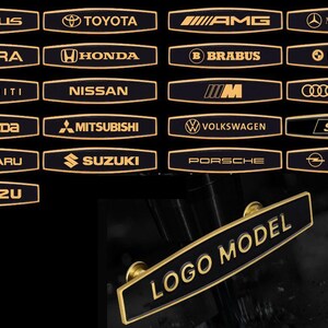 K&ouml;nnte beinhalten: Eine Sammlung von Automarken-Logos in goldfarbenen Buchstaben auf schwarzen rechteckigen Hintergr&uuml;nden. Logos umfassen Lexus, Toyota, Acura, Honda, Infiniti, Nissan, Mazda, Mitsubishi, Subaru, Suzuki und Isuzu. Ein Schild zeigt "LOGO MODEL".