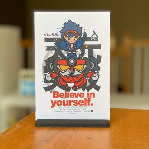 K&ouml;nnte beinhalten: Ein motivierendes Zitat aus der Anime-Serie Gurren Lagann, mit einem roten Roboter und einem blauhaarigen Charakter. Das Zitat lautet: "Glaube an dich selbst. Nicht an den, der an mich glaubt. Nicht an den, der an dich glaubt. Glaube an den, der an dich selbst glaubt." - Kamina