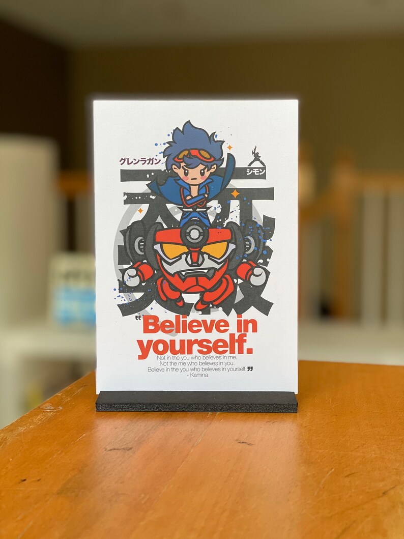 K&ouml;nnte beinhalten: Ein motivierendes Zitat aus der Anime-Serie Gurren Lagann, mit einem roten Roboter und einem blauhaarigen Charakter. Das Zitat lautet: "Glaube an dich selbst. Nicht an den, der an mich glaubt. Nicht an den, der an dich glaubt. Glaube an den, der an dich selbst glaubt." - Kamina