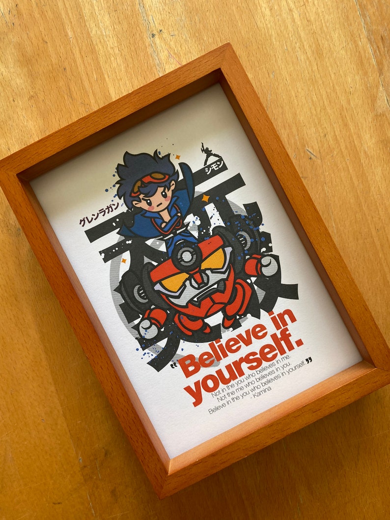 K&ouml;nnte beinhalten: Ein gerahmter Druck mit einer Cartoon-Illustration eines Charakters in einem roten und gelben Roboteranzug. Der Druck zeigt den Text "Glaube an dich selbst." und ein Zitat von Kamina aus der Anime-Serie Gurren Lagann.