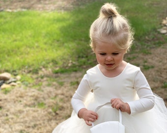 Einfaches Blumenmädchen-Kleid mit langen Ärmeln | langsame Mode | Elfenbein Blumenmädchen Kleid | Ivory Tüll Kleid | Mädchen Kleid | minimalistisches kleid