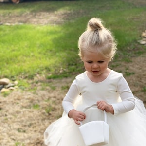 Einfaches Blumenmädchen-Kleid mit langen Ärmeln | langsame Mode | Elfenbein Blumenmädchen Kleid | Ivory Tüll Kleid | Mädchen Kleid | minimalistisches kleid