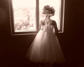 Vestido de niña de las flores color marfil con escote corazón, tul atemporal hasta la rodilla, ideal para niñas pequeñas y damas de honor jóvenes, hecho a mano en EE. UU.