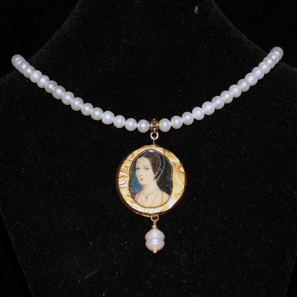 Sculptural Anne Boleyn portrait pearl necklace