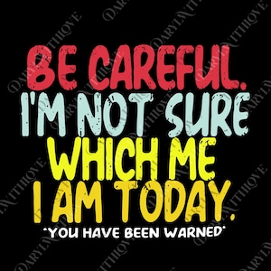 Könnte beinhalten: Schwarzer Hintergrund mit dem Text "BE CAREFUL. I'M NOT SURE WHICH ME I AM TODAY. YOU HAVE BEEN WARNED." Der Text ist in Rot, Hellblau und Gelb gehalten, mit einem Used-Look-Schriftstil.